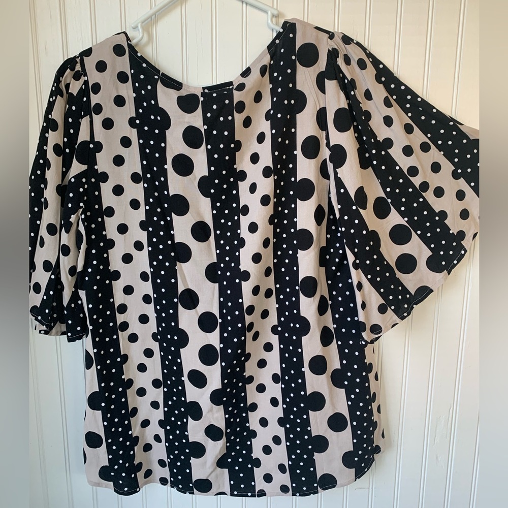 ANDREE by unit (Med) (NWT) Black, Beige & White Design, V-neck w/belled sleeves - Picture 5 of 5